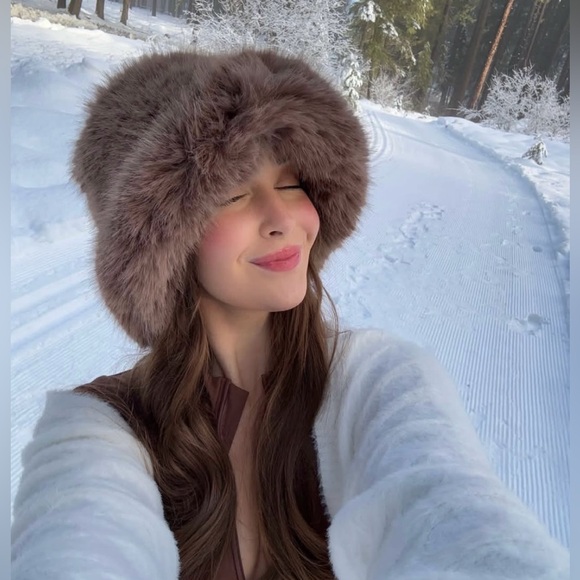 Jocelyn Faux Fur oversized Bucket Hat - Picture 3 of 9